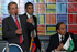 El Presidente Álvaro Uribe Vélez durante su intervención, hoy 18 de marzo, en la Asamblea de Gobernadores que se realiza en Medellín. A su lado, los gobernadores del Valle, Juan Carlos Abadía (de pie), y de Antioquia, Luis Alfredo Ramos. 