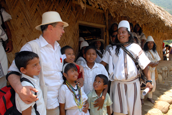 Al salir del Lugar Sagrado del pueblo Kankarawarwa, el Presidente Álvaro Uribe fue rodeado por niños indígenas y campesinos que viven en la periferia de la Sierra Nevada. El Jefe de Estado inauguró este jueves 19 de marzo el sexto pueblo indígena en la región. 