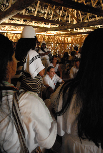 En el Lugar Sagrado, el Presidente Álvaro Uribe escuchó las peticiones de los Mamos indígenas de las comunidades Kogui, Arhuaco y Kuankuamo, quienes lo recibieron este jueves 19 de marzo para la inauguración del sexto pueblo de la Sierra Nevada, llamado Kankarawarwa.