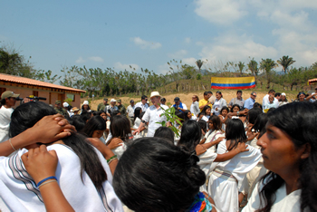 Cincuenta niños arhuacos recibieron al Presidente Álvaro Uribe con una danza tradicional. El Mandatario les dijo que ellos son el futuro del país. Ocurrió este jueves 19 de marzo durante la inauguración del nuevo pueblo indígena Kankawarwa, en el municipio de Fundación, Magdalena. 