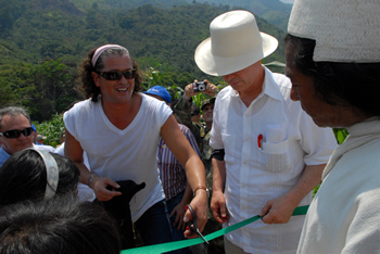 El Presidente Álvaro Uribe y el cantante Carlos Vives cortan la cinta durante la inauguración del nuevo pueblo indígena Kankawarwa, construido por el Gobierno Nacional en la Sierra Nevada de Santa Marta, para preservar el cordón ambiental en la región.