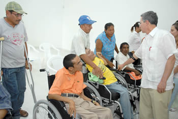 Luis Hernán Martínez y Rafael Isaac Mercado son beneficiarios del programa ‘Volver’, del Ministerio de la Protección Social, que suministra ayudas técnicas a la población discapacitada y el adulto mayor. El Presidente Álvaro Uribe les entregó sillas de ruedas.