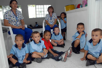 Niños y madres comunitarias escuchan al Presidente Álvaro Uribe durante la inauguración, este viernes en Montería, del jardín social ‘El amor de mi sabana’, que beneficiará a menores de seis años de la ciudad.