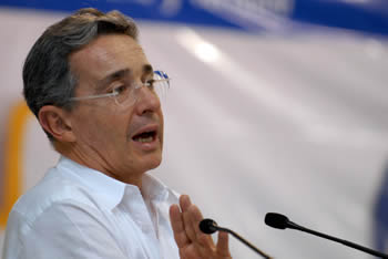 “Los pueblos necesitan visiones elementales y profundas. Hemos trabajado para que la visión de Colombia sea construir confianza”. Esto dijo el Presidente Álvaro Uribe durante la clausura del consultorio empresarial ‘Colombia crece’ en Montería.