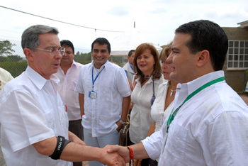 Eduardo Tous de La Rosa, director regional del Instituto Colombiano de Bienestar Familiar (Icbf) da la bienvenida este viernes, 20 de marzo, al Presidente Álvaro Uribe Vélez, quien lideró la inauguración del Jardín Social “El amor de mi Sabana” ubicado en el barrio La Pradera de Montería, Córdoba.