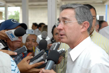 Minutos antes de inaugurar el Jardín Social El amor de mi sabana, este viernes en en Montería, el Presidente Álvaro Uribe Vélez declaró a los representantes de los medios de comunicación que lo esperaban en el lugar: "Me alegra mucho, no por este hogar múltiple, sino por los que se van hacer en Montería y en todo el país".