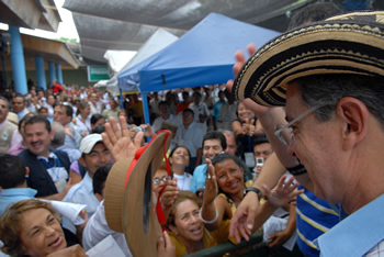 Un emotivo recibimiento le brindó la comunidad del municipio de Corozal al Presidente Álvaro Uribe, a su llegada a las instalaciones de la Normal Superior, donde este sábado 21 de marzo se llevó a cabo el Consejo Comunal de Gobierno número 229.