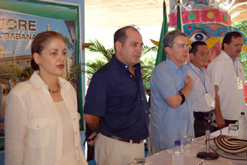 El Presidente Álvaro Uribe entona el Himno Nacional, al inicio del Consejo Comunal de Gobierno en Corozal (Sucre). Lo acompañan, de izq. a der., la Ministra de Comunicaciones, María del Rosario Guerra; el Gobernador de Sucre, José Carlos Barraza; el Alcalde de Corozal, Armando González Fernández; y el Alcalde de Sincelejo, Jesús Paternina Samur.