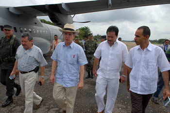 El Presidente Álvaro Uribe Vélez a su llegada al aeropuerto del muncipio de Tibú (Norte de Santander), donde lideró un consejo de seguridad. A su derecha el Gobernador del departamento, William Villamizar Laguado, y el alcalde local, José del Carmen García. 