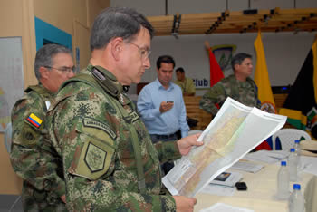 El Comandante de la Armada Nacional, almirante Guillermo Barrera, revisa el mapa del departamento de Norte de Santander, minutos antes de dar inicio al consejo de seguridad en Tibú. Al fondo el Alto Consejero Presidencial para la Reintegración, Frank Pearl; y el Comandante de las Fuerzas Militares, general Freddy Padilla de León. 