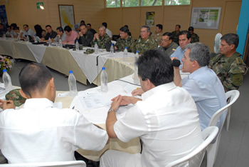 El Presidente Uribe, acompañado por la cúpula militar, el director de la Policía, y el director del DAS, llegó este lunes a Tibú, Norte de Santander, donde hizo una minuciosa revisión del orden público en la región del Catatumbo, durante un Consejo de Seguridad que se llevó a cabo en este municipio. 