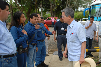 Funcionarios de Ecopetrol dialogan con el Presidente Álvaro Uribe, al arribo del Mandatario al Club Los Motilones, del Campo de Producción Tibú-Ecopetrol, donde se cumplió este lunes festivo un Cosejo de Seguridad en el que se evaluó la situación de orden público en una amplia zona del departamento de Norte de Santander. 