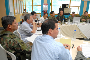 El Alto Consejero para la Reintegración, Frank Pearl, y el Comandante de las Fuerzas Militares, general Freddy Padilla de León, acompañaron este lunes al Presidente Álvaro Uribe al municipio de Tibú, donde lideró un Consejo de Seguridad para la región del Catatumbo.