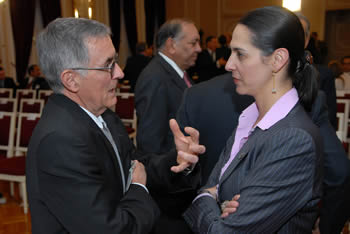 Carlos Gustavo Cano, codirector del Banco de la República y ex ministro de Estado, dialoga con Claudia Jiménez, Ministra Consejera de la Presidencia, quien es la coordinadora de las tertulias económicas que se llevan a cabo periódicamente en la Casa de Nariño.