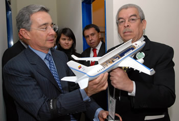 Al llegar al Auditorio de la Universidad Autónoma, donde participó en el Foro Temático Abierto de la institución educativa,  el Presidente  Álvaro Uribe recibió de manos del Director de Laboratorio de Logística Internacional de la Universidad, Reinaldo Vergara, una réplica en madera del avión presidencial BBJ – 737-700, en el cual se transporta el Mandatario colombiano. La pieza es desarmable y su construcción tardó seis meses.