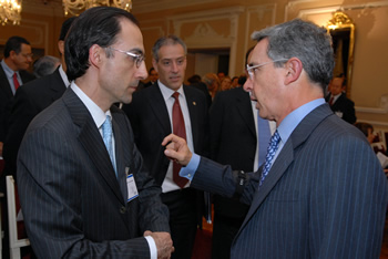 El Presidente de la República, Álvaro Uribe Vélez, dialoga con Juan Carlos Durán Echeverri, Presidente del Fondo Nacional de Garantías, antes del inicio de la tertulia económica que se cumplió este martes en el Salón Bolívar, de la Casa de Nariño. Observa Gustavo Ardila Latiff, Presidente de Bancoldex. 