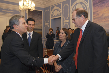 El Presidente de la República, Álvaro Uribe Vélez, saluda al profesor de Ciencias Políticas de la Universidad de Standford (Estados Unidos), David Brady, quien visitó con un grupo de sus alumnos la Casa de Nariño.