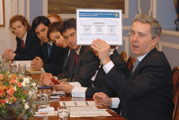 Una presentación de las políticas económicas que adelanta el Gobierno colombiano, basadas en la confianza, hizo este miércoles el Presidente Álvaro Uribe Vélez a un grupo de estudiantes de la Universidad de Standford, de Estados Unidos, en el Salón Azul de la Casa de Nariño.