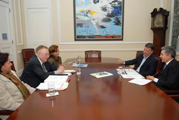 El Presidente Álvaro Uribe Vélez sostuvo este miércoles, en la Casa de Nariño, una reunión con el presidente de Aerospace – Aeronautical Instrument, Wilfrid Humberto Burke. Los acompañaron, entre otros, el Ministro de Defensa, Juan Manuel Santos, y la Cónsul de Colombia en Nueva York, María Milene Andrade.