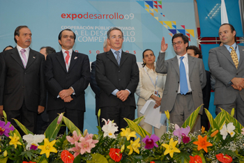 El Presidente Álvaro Uribe inauguró este viernes Expodesarrollo 2009. Lo acompañan el Gobernador de Antioquia, Luis Alfredo Ramos; el Ministro de Hacienda, Óscar Iván Zuluaga; la Directora de Planeación, Carolina Rentería; el Presidente del BID, Luis Alberto Moreno, y el Director de ese organismo en Colombia, Luis Guillermo Echeverri.