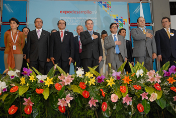 El Presidente Álvaro Uribe entona el Himno Nacional, durante la ceremonia de inauguración de Expodesarrollo 2009, que se cumple en Medellín, en el marco de la Asamblea Anual del Banco Interamericano de Desarrollo (BID).