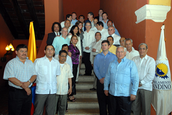 Los delegados de los parlamentos de América Latina, junto al Presidente Álvaro Uribe Vélez (al fondo, en el centro), minutos previos a la instalación del Foro de Presidentes de Poderes Legislativos (Foprel ), que se realizó en Cartagena.