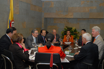 El Presidente Álvaro Uribe, durante la sesión de trabajo que realizó este sábado con el ex Presidente de Estados Unidos, Bill Clinton. en la reunión estuvieron presentes, entre otros, los ministros de Comercio, Luis Guillermo Plata, y de Minas y Energía, Hernán Martínez; la Directora de Planeación Nacional, Carolina Rentería; el representante de Colombia en el BID, Luis Guillermo Echeverri, y asesores del ex Mandatario estadounidense. 