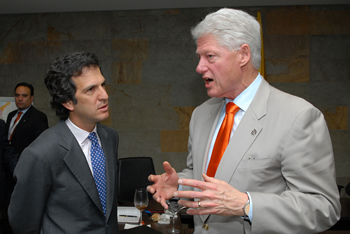 El Ministro de Relaciones Exteriores, Jaime Bermúdez Merizalde, dialogó con el ex Presidente de Estados Unidos, Bill Clinton, durante la sesión de trabajo que cumplió el ex Mandatario norteamericano con el Presidente Álvaro Uribe y un grupo de altos funcionarios del Gobierno Nacional, en la Sala VIP del Centro de Convenciones Plaza Mayor, de Medellín, donde se lleva a cabo la 50 Asamblea del BID.