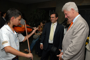  El ex Presidente de Estados Unidos, Bill Clinton, y el Alcalde de Medellín, Alonso Salazar, observan la interpretación de la melodía ‘San Pedro en El Espinal’, a cargo del niño Juan Óscar Agudelo. Posteriormente el menor, integrante de la Escuela de Música de Belén Las Playas, le obsequió el violín al ex Presidente Clinton, quien asiste como invitado a la Asamblea del BID, en la ciudad de Medellín.