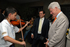 El ex Presidente de Estados Unidos, Bill Clinton, y el Alcalde de Medellín, Alonso Salazar, observan la interpretación de la melodía ‘San Pedro en El Espinal’, a cargo del niño Juan Óscar Agudelo. Posteriormente el menor, integrante de la Escuela de Música de Belén Las Playas, le obsequió el violín al ex Presidente Clinton, quien asiste como invitado a la Asamblea del BID, en la ciudad de Medellín.