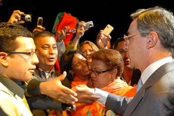 El Presidente Álvaro Uribe saluda a los asistentes a la asamblea del Partido de La U, este sábado 28 de marzo en Corferias de Bogotá.  Previamente a la instalación del certamen, el Mandatario expuso la política anticíclica del Gobierno para afrontar los efectos de la crisis financiera internacional.