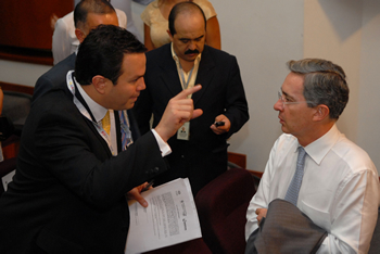 El Ministro de Agricultura, Andrés Fernández, le explica al Presidente Álvaro Uribe los avances de su cartera en materia de microcréditos para el sector rural, antes de iniciarse este sábado, por videoconferencia, desde Medellín, su participación en la Rueda de Microcrédito y Servicios Sociales del Gobierno, que se cumple en las 32 ciudades capitales del país.