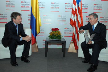 El Presidente de la República, Álvaro Uribe Vélez, sostuvo este domingo 29 de marzo una reunión bilateral con Timothy F. Geithner, Secretario del Tesoro de los Estados Unidos, con quien reviso el tema de la capitalización del BID, la agenda bilateral y la continuación del Plan Colombia. 