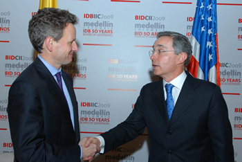 El Presidente de la República, Álvaro Uribe Vélez, saluda al Secretario del Tesoro de Estados Unidos, Timothy F. Geithner, con quien sostuvo una reunión bilateral, luego de la inauguración de la 50 Asamblea de Gobernadores del BID, en el Teatro Metropolitano de Medellín. 