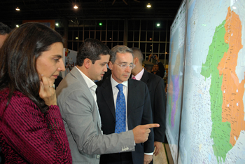 Los mapas de distintas regiones del país llamaron la atención del Presidente Álvaro Uribe, durante el recorrido que hizo este domingo por la muestra de la  Feria Expodesarrollo 2009, que se realiza en Medellín. En la imagen, el encargado de uno de los stand, le muestra uno de los mapas al Jefe de Estado y a la directora de Planeación Nacional, Carolina Rentería.