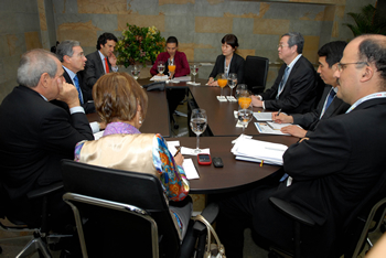 El Presidente Álvaro Uribe Vélez se reunió este domingo con el Gobernador del Banco Popular de China, Zhou Xiaochuan, quien defendió la capitalización del BID para que pueda conceder más créditos, y abogó por la reestructuración del sistema financiero internacional para evitar en el futuro una crisis económica mundial como la actual. En el encuentro estuvieron presentes el Ministro de Minas, Hernán Martínez, y el Canciller Jaime Bermúdez, entre otros.