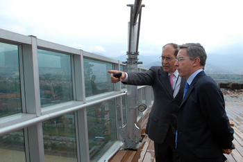 El Presidente Álvaro Uribe recorrió este domingo las instalaciones de Bancolombia en Medellín, guiado por el presidente de la entidad, Jorge Londoño Saldarriaga, en el marco de la asamblea del Banco Interamericano de Desarrollo (BID), que se cumple en la ciudad.