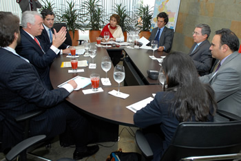 El Presidente Álvaro Uribe Vélez estrecha la mano de la Alcaldesa de Milán (Italia), Letizia Moretti, al inicio del encuentro que sostuvieron este lunes en Medellín, en el que el tema central fue la promoción de ExpoMilan 2015. La reunión se dio a instancias de la Asamblea del Banco Interamericano de Desarrollo (BID).  