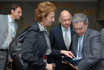 La Alcaldesa de Milán (Italia), Letizia Moretti, le obsequió al Presidente Álvaro Uribe un Cristal del Domo de la Catedral de Milán, al término de la reunión que sostuvieron en Medellín este lunes. Los observa el Embajador de Colombia en Italia, Sabas Pretelt de la Vega, y uno de los integrantes de la comitiva de la señora Moretti.