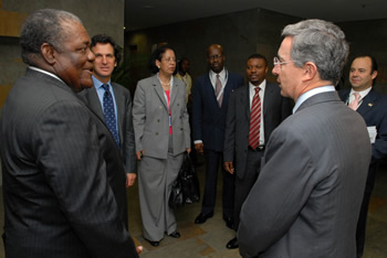 El Presidente Álvaro Uribe y el Canciller Jaime Bermúdez recibieron en la Sala VIP del Centro de Convenciones Plaza Mayor, de Medellín, al Primer Ministro de Bahamas, Hubert Alexander Inhgraham, con quien tuvieron una reunión durante la cual hablaron sobre la capitalización del BID, entre otros temas.