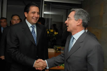 El Presidente Álvaro Uribe Vélez saluda a su homólogo de la República de Panamá, Martín Torrijos Espino, quien llegó hoy a Medellín para asistir a la clausura de la 50 Asamblea del Banco Interamericano de Desarrollo (BID).  El acto se cumplió en el Gran Salón de Plaza Mayor de la capital antioqueña.