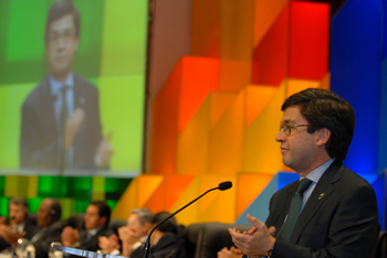 El Presidente del Banco Interamericano de Desarrollo (BID), Luis Alberto Moreno, agradeció a la Fuerza Pública colombiana por la seguridad brindada durante la Asamblea de este organismo, que se cumplió en la ciudad de Medellín. Así lo expresó el alto directivo este lunes, 30 de marzo, durante la clausura del certamen multilateral. 