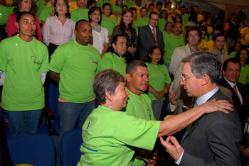 El Presidente Álvaro Uribe Vélez saluda representantes de las 485 familias de Medellín que resultaron beneficiadas con soluciones de vivienda. Durante el evento se hizo entrega de 77 subsidios de vivienda para mejoramiento habitacional a igual número de familias desplazadas de diferentes regiones del país.