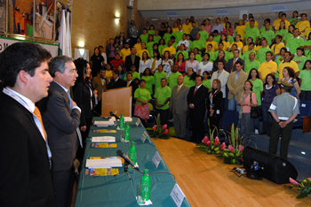 Representantes de las 485 familias de Medellín que fueron beneficiadas este lunes con la entrega de subsidios y escrituras de vivienda. El Presidente Álvaro Uribe Vélez lideró el acto, en compañía de los Viceministros de Vivienda, Luis Felipe Henao, y Técnica de Hacienda, Natalia Salazar Ferro.