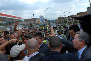 Habitantes del sector de Moravia en Medellín saludan al Presidente Álvaro Uribe Vélez, quien visitó esta zona hoy lunes 30 de marzo para entregar subsidios de vivienda a la población vulnerable de los barrios La Aurora y Nuevo Occidente.