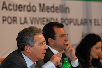 El Presidente Álvaro Uribe Vélez, en compañía del Alcalde de Medellín, Alonso Salazar, durante la entrega de subsidios de vivienda a familias de los barrios La Aurora y Nuevo Occidente. El acto tuvo lugar este lunes 30 de marzo en el Centro de Desarrollo Cultural de Moravia.