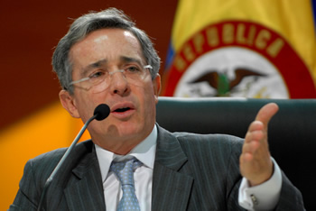 Durante una charla hoy con inversionistas extranjeros, en el marco de la Asamblea del BID, el Presidente Uribe aseguró que las medidas que el Gobierno Nacional ha adoptado para enfrentar la crisis de la economía en el mundo, apuntan a preservar el empleo de buena calidad en Colombia. 