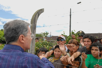 Un grupo de habitantes de Chinchiná (Caldas) se acercó a tomar fotos y a saludar al Presidente Álvaro Uribe, cuando el Jefe de Estado llegó a este municipio del departamento de Caldas, donde se cumplió el Consejo Comunal de Gobierno número 232. 