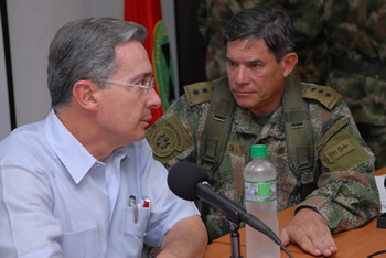 El Presidente Álvaro Uribe dialoga con el Comandante de las Fuerzas Armadas, general Freddy Padilla de León, durante el Consejo de Seguridad que se cumplió este domingo en las instalaciones de la Décima Brigada Blindada del Ejército, en Valledupar.