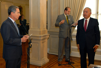 El Presidente Álvaro Uribe Vélez toma juramento a Arturo Sarabia Better, quien se posesionó este lunes, en la Casa de Nariño, como nuevo Embajador de Colombia en Portugal. Foto: Felipe Pinzón - SP